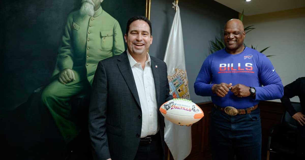 Alcalde Javier Díaz y Gabe Northern, exjugador de la NFL.