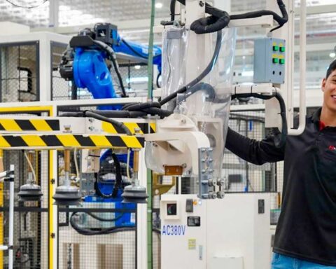 Hombre en la industria en Ramos Arizpe.