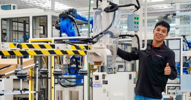 Hombre en la industria en Ramos Arizpe.