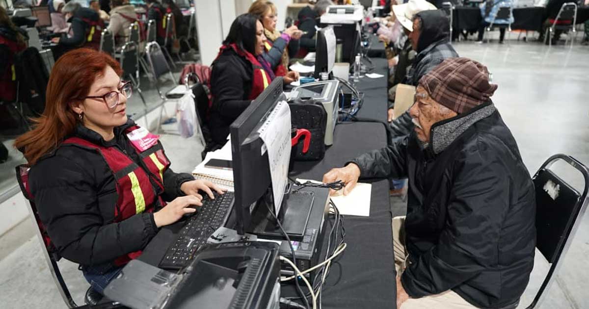 Personal del DIF Saltillo atendiendo a personas.