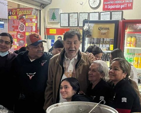 Gerardo Fernández Noroña posando junto con comerciantes del Mercado de Abastos en Torreón.