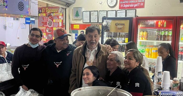 Gerardo Fernández Noroña posando junto con comerciantes del Mercado de Abastos en Torreón.