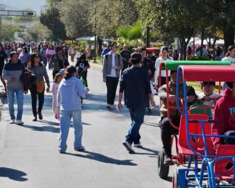 Familias durante el Paseo Colón en Torreón.