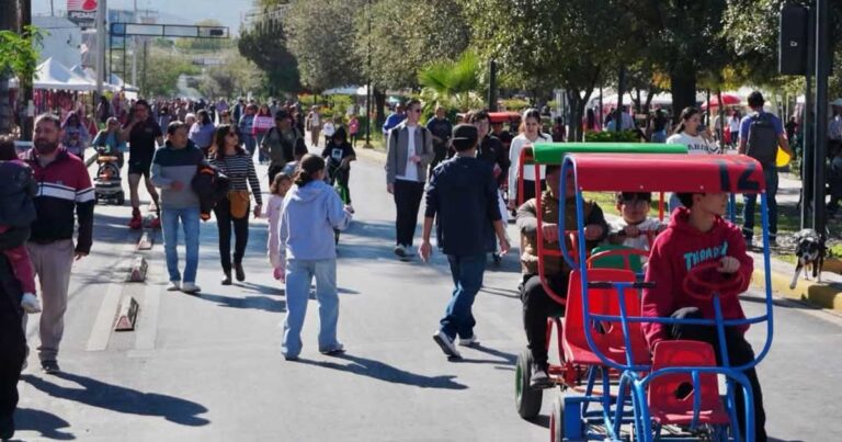 Familias durante el Paseo Colón en Torreón.