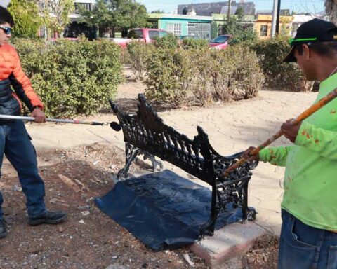 Trabajadores realizando mantenimiento a plazas en Saltillo.