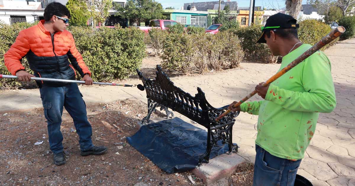 Trabajadores realizando mantenimiento a plazas en Saltillo.