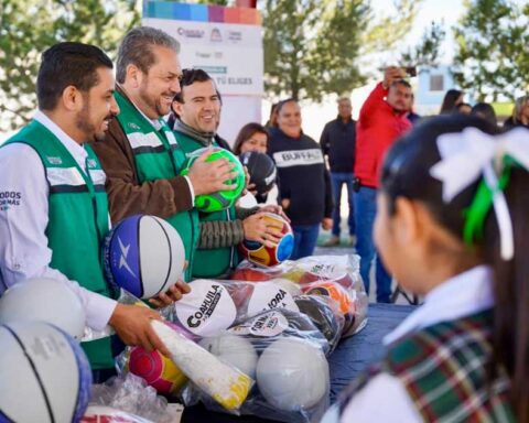 Alcalde Tomás Gutiérrez entregando apoyos a estudiantes en Ramos Arizpe.