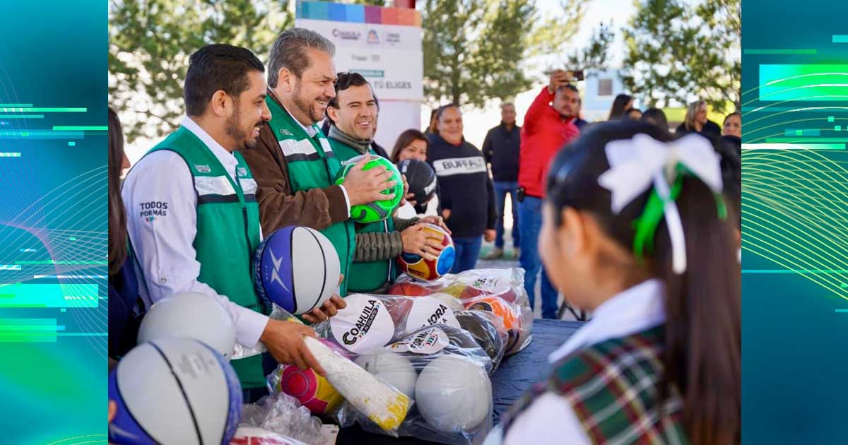 Alcalde Tomás Gutiérrez entregando apoyos a estudiantes en Ramos Arizpe.