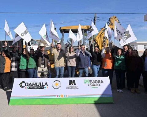 Funcionarios dando el banderazo de incio de la obra de drenaje en Monclova.