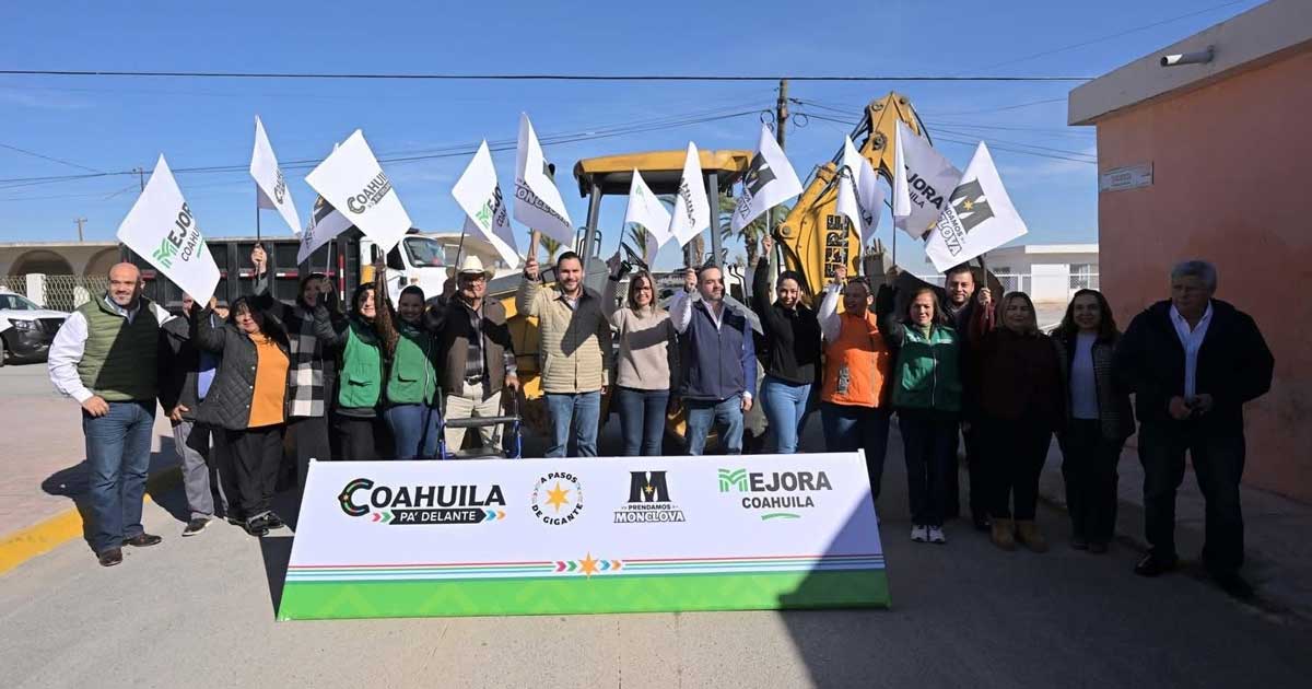 Funcionarios dando el banderazo de incio de la obra de drenaje en Monclova.