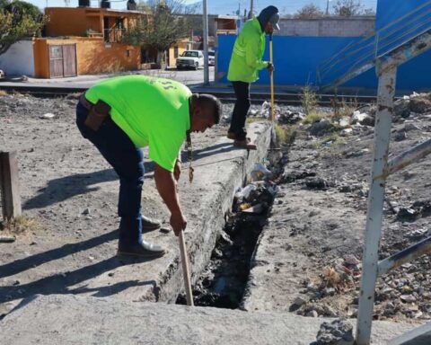 Trabajadores realizando labores de limpieza en Saltillo.