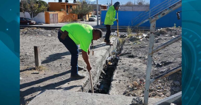 Trabajadores realizando labores de limpieza en Saltillo.