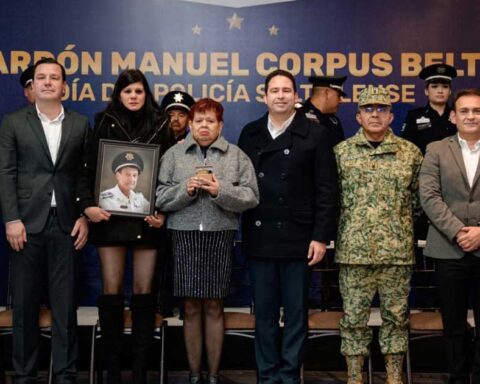 Alcalde y funcionarios entregando un galardón en Saltillo.
