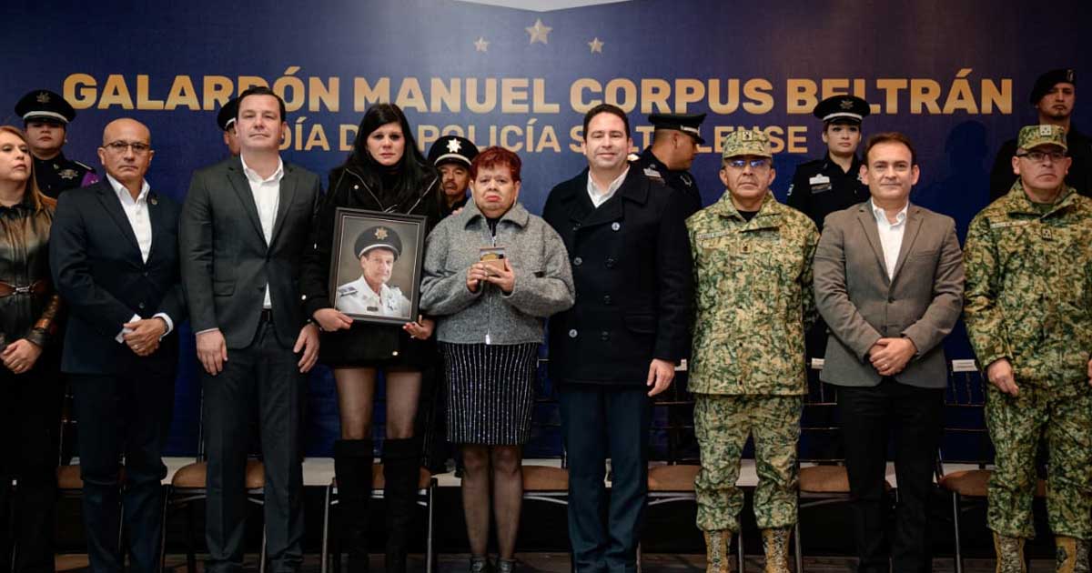 Alcalde y funcionarios entregando un galardón en Saltillo.