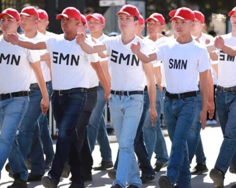 Jóvenes realizando su servicio militar.