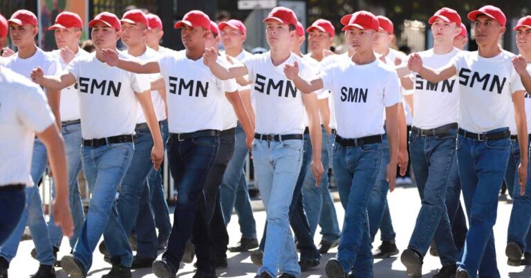 Jóvenes realizando su servicio militar.