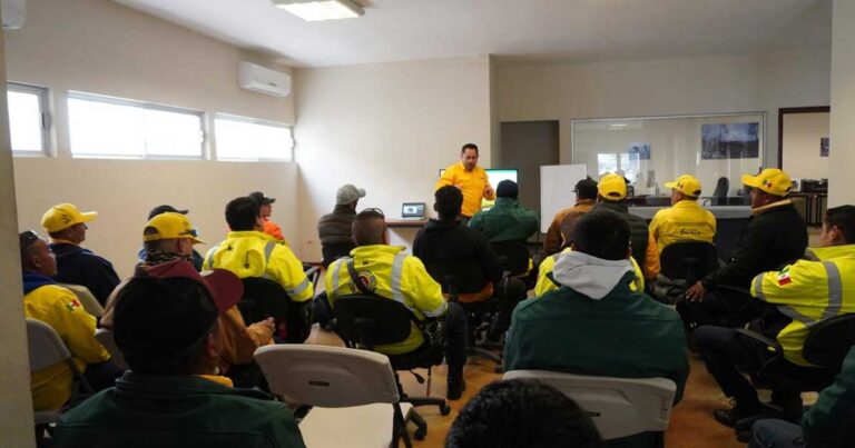Brigadistas durante el curso de combate de incendios forestales.