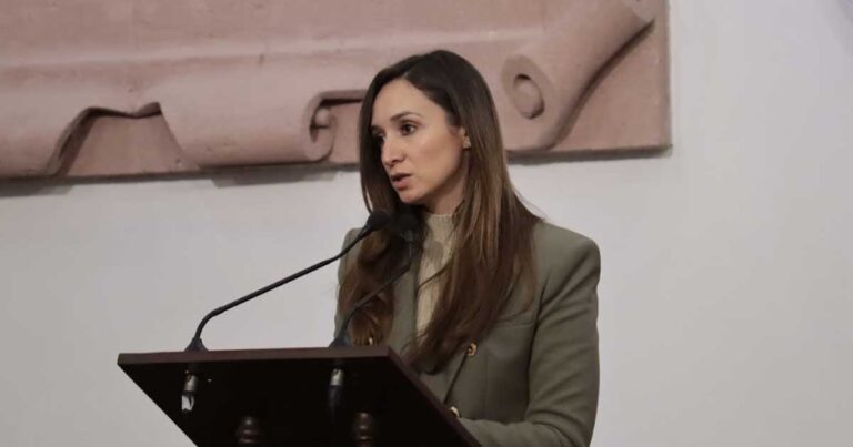 Edna Dávalos, diputada local de Coahuila, en tribuna.