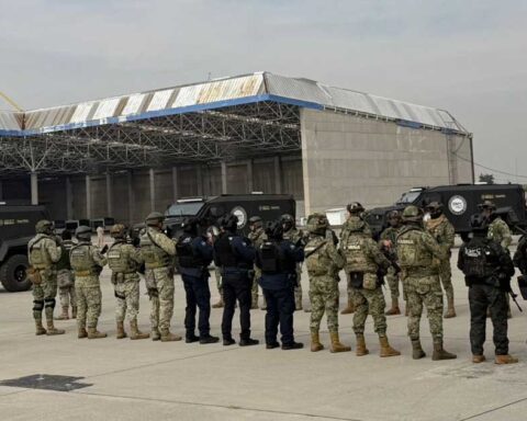 Fuerzas federales durante el traslado de criminales.