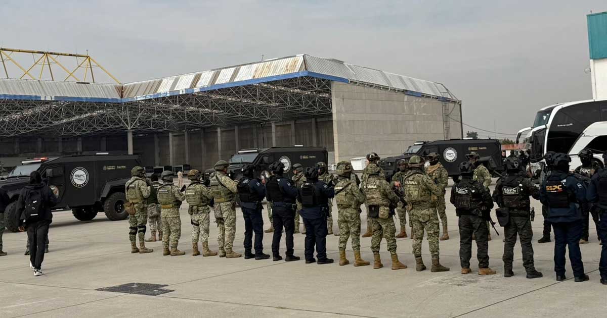 Fuerzas federales durante el traslado de criminales.