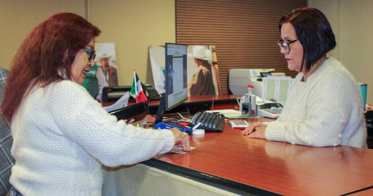 Mujer pagando el predial en Ramos Arizpe.