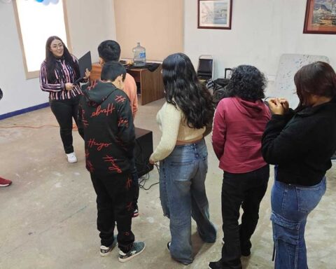 Jóvenes en una plática de diversidad sexual en Torreón.