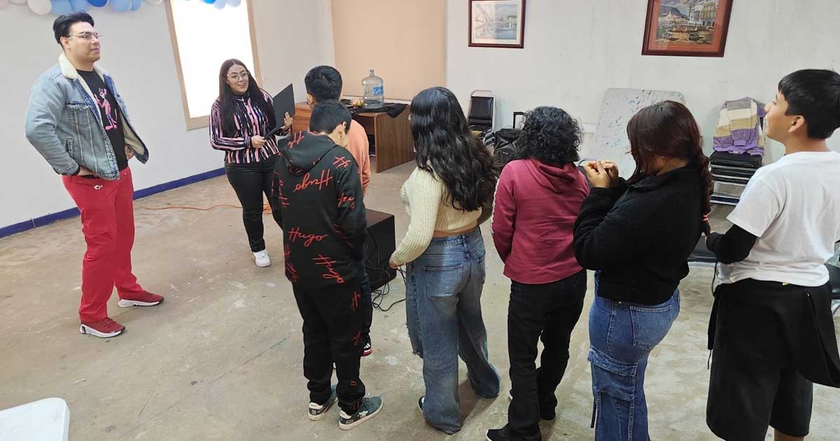 Jóvenes en una plática de diversidad sexual en Torreón.