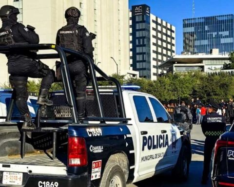 Policías en una patrulla de Saltillo.