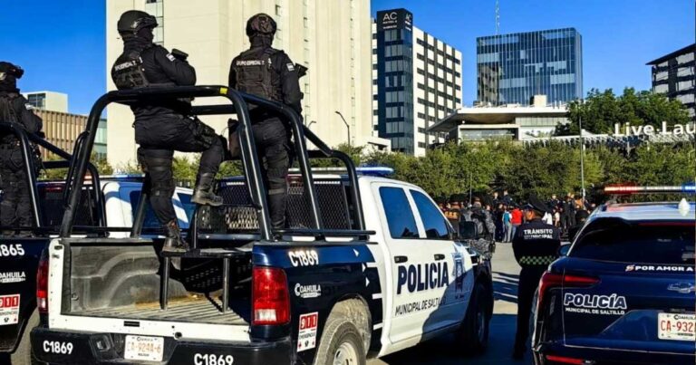 Policías en una patrulla de Saltillo.