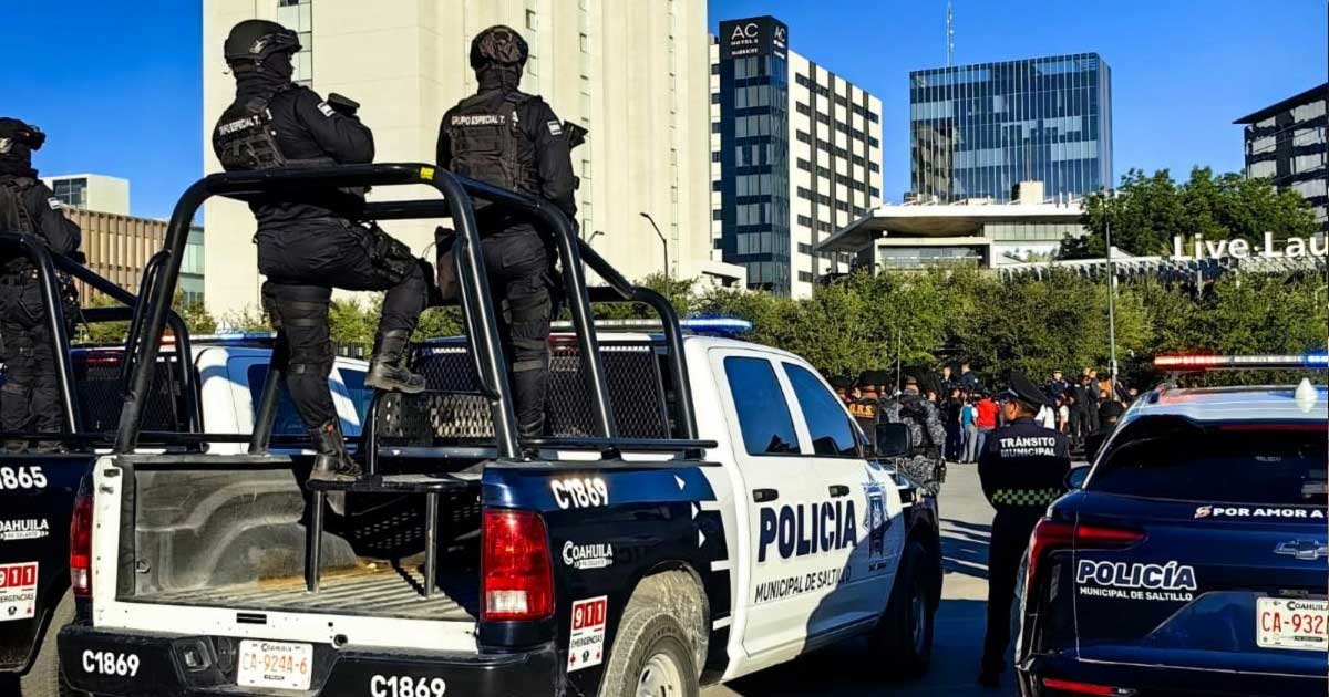 Policías en una patrulla de Saltillo.