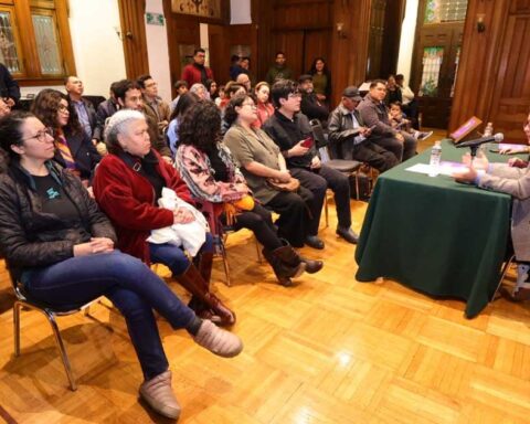 Auditorio escuchando la presentación del libro “Las Miniaturas de Quién”