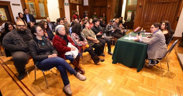 Auditorio escuchando la presentación del libro “Las Miniaturas de Quién”
