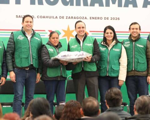 Entrega de apoyos alimentarios por parte del gobernador Manolo Jiménez y otros funcionarios.