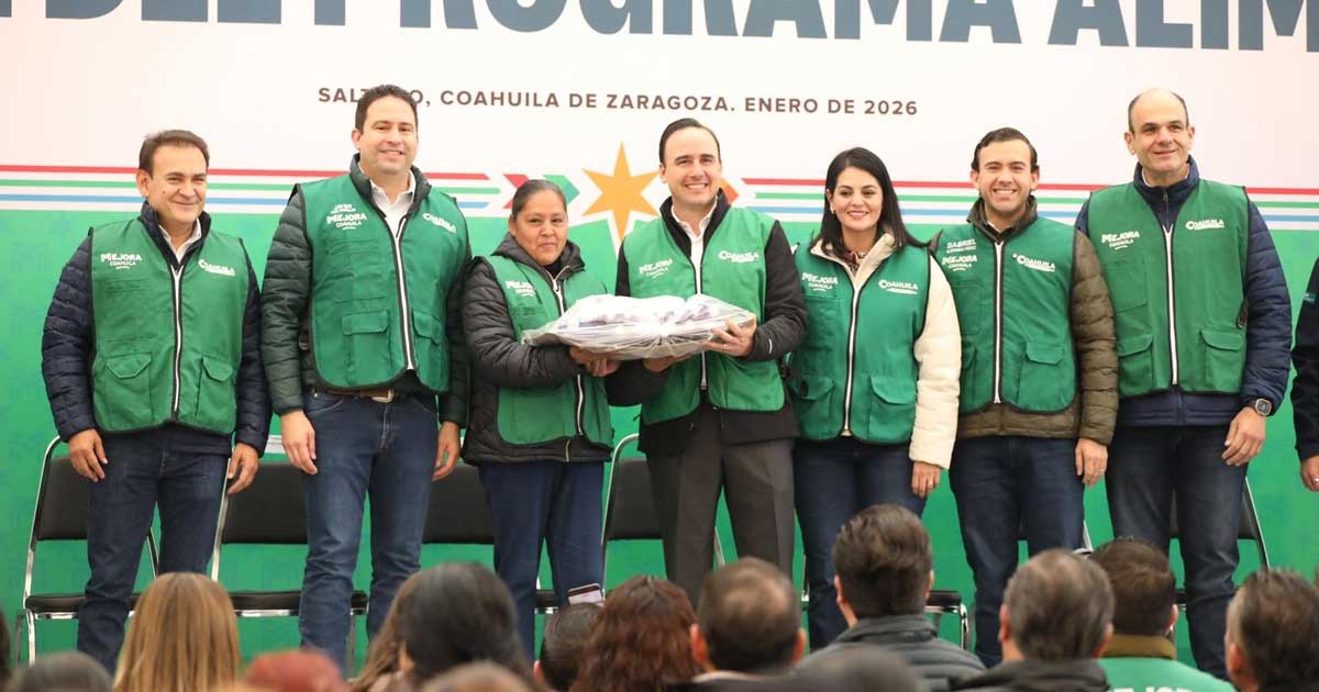 Entrega de apoyos alimentarios por parte del gobernador Manolo Jiménez y otros funcionarios.