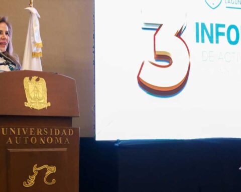 Sandra López Chavarría rindiendo su tercer informe en la UAdeC Laguna.