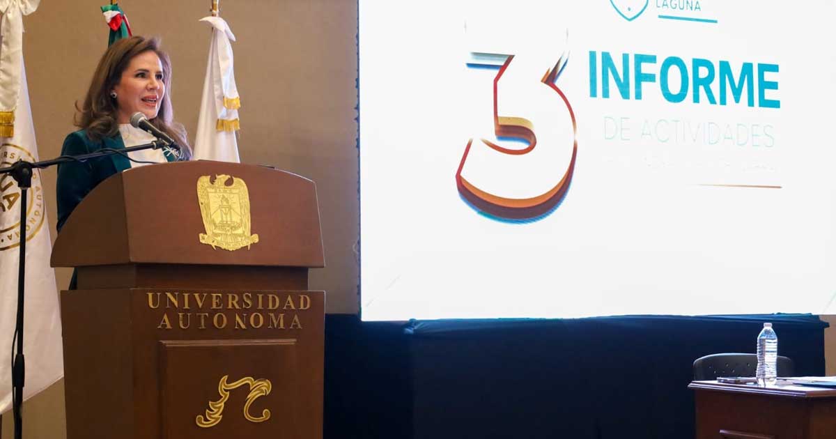 Sandra López Chavarría rindiendo su tercer informe en la UAdeC Laguna.