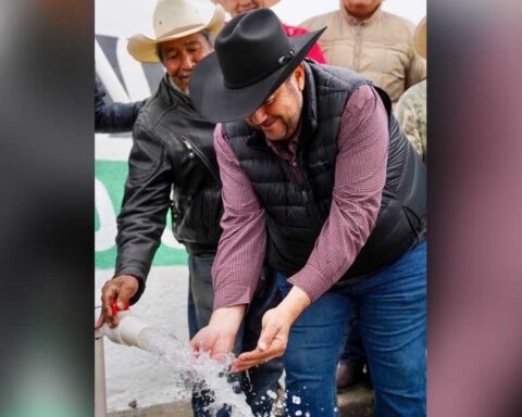 Tomás Gutiérrez, alcalde de Ramos Arizpe, recibiendo el agua del tanque rehabilitado.