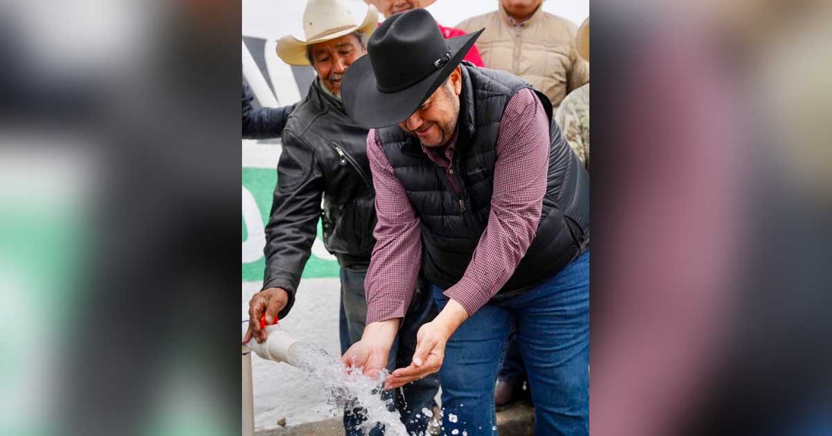 Tomás Gutiérrez, alcalde de Ramos Arizpe, recibiendo el agua del tanque rehabilitado.