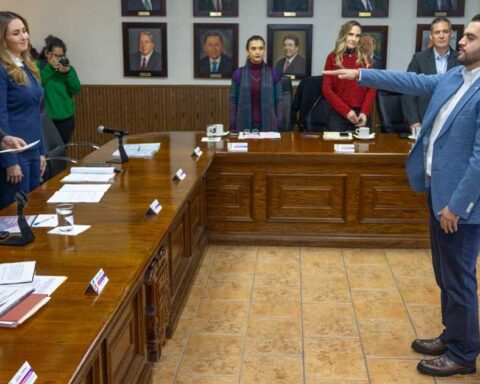 Alfonso Figueroa rindiendo protesta ante el Consejo Directivo del DIF Saltillo.