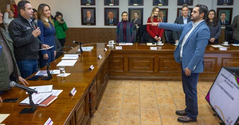 Alfonso Figueroa rindiendo protesta ante el Consejo Directivo del DIF Saltillo.