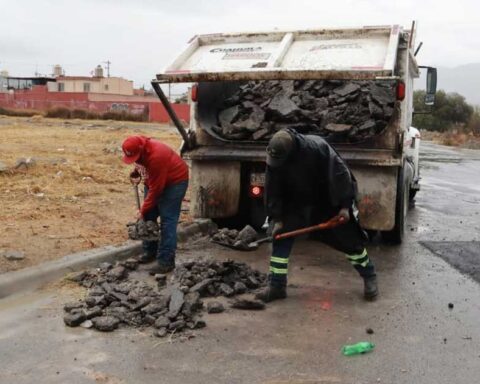 Trabajadores levantando lodo en calles de Saltillo.