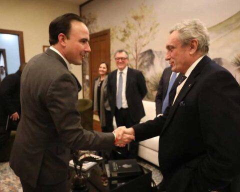 El gobernador de Coahuila Manolo Jiménez dando la mano al embajador de Italia en México, Alessandro Modiano.