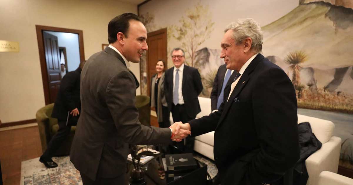 El gobernador de Coahuila Manolo Jiménez dando la mano al embajador de Italia en México, Alessandro Modiano.