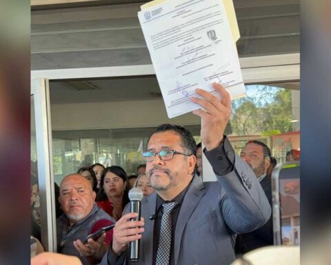 Omar Rojas levantando su registro como candidato para la Coordinación de la UAdeC Unidad Laguna.