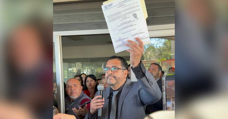 Omar Rojas levantando su registro como candidato para la Coordinación de la UAdeC Unidad Laguna.