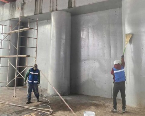 Trabajadores pintando los muros de los puentes vehiculares en Torreón.