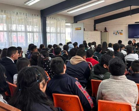 Estudiantes de secundaria durante la plática del IMM.