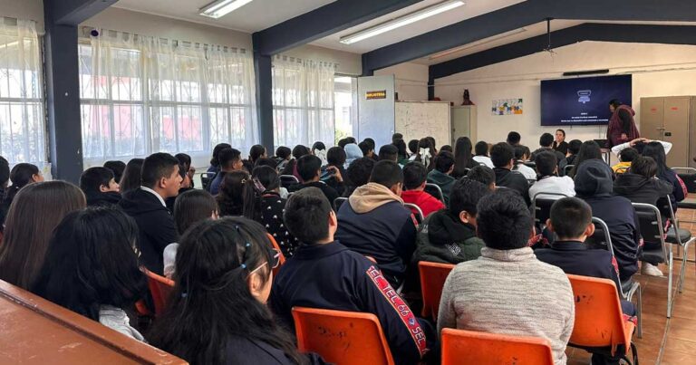 Estudiantes de secundaria durante la plática del IMM.