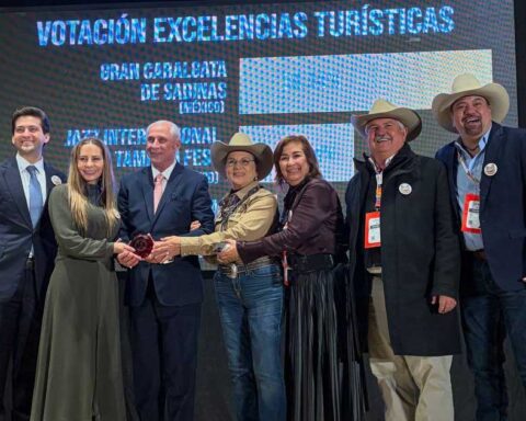 Entrega del premio a a Cabalgata de Sabinas.
