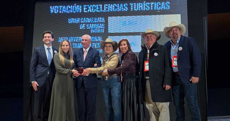 Entrega del premio a a Cabalgata de Sabinas.